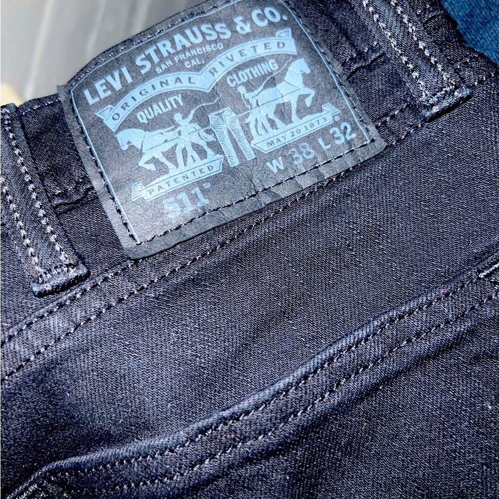 Menβs BLK Levi Jeans 38/32